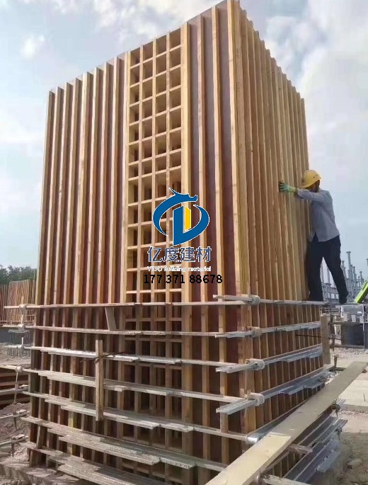 工地方形柱子模板方柱扣加固现场,夹具排布规整,预防涨模.jpg